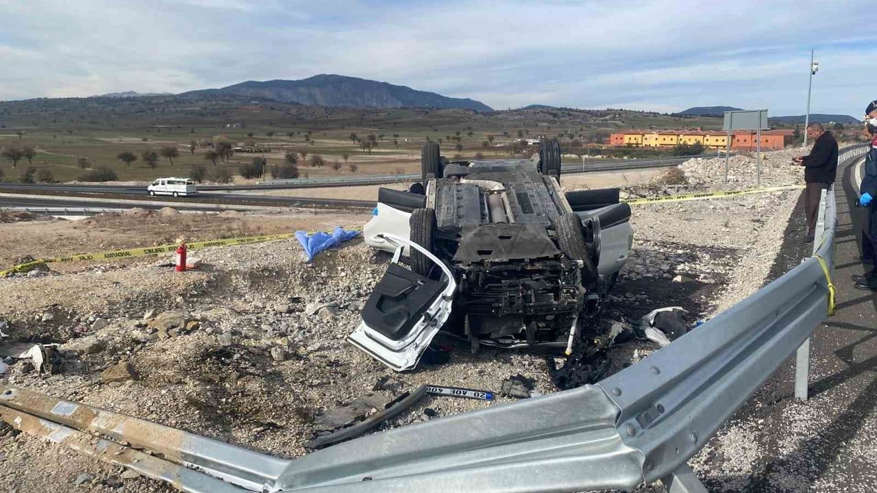 Denizli'de Karşı Şeride Geçen Otomobil Takla Attı: Sürücü Hayatını Kaybetti