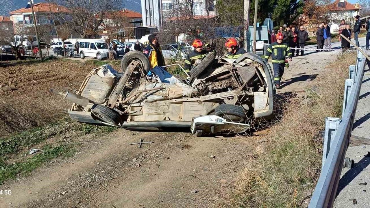 Denizli'de kavşakta iki araç çarpıştı: 73 yaşındaki sürücü hayatını kaybetti