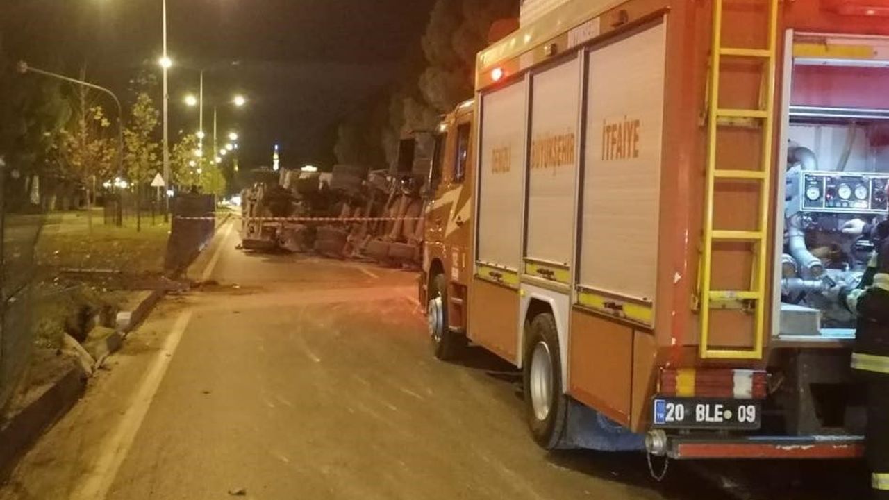 Denizli'de kavşakta tır ile otomobil çarpıştı: Tır yan yattı, 2 yaralı