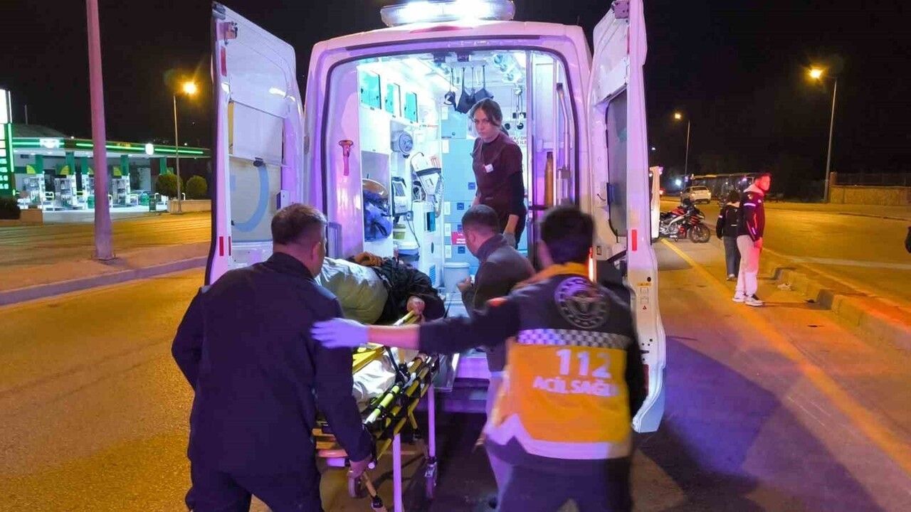 Denizli'de motosiklet yön tabelasına çarptı: 2 yaralı