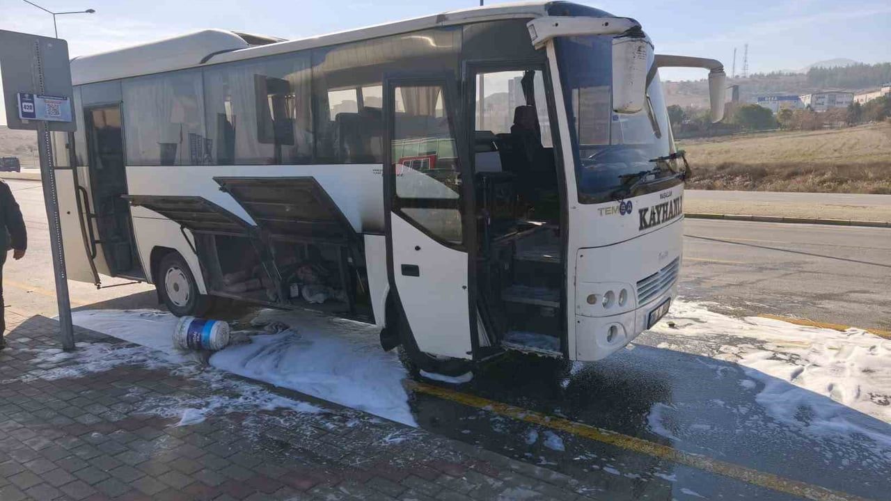Denizli’de Servis Midibüsü Motorunda Yangın: Sürücü Müdahalesi ve İtfaiye Söndürdü