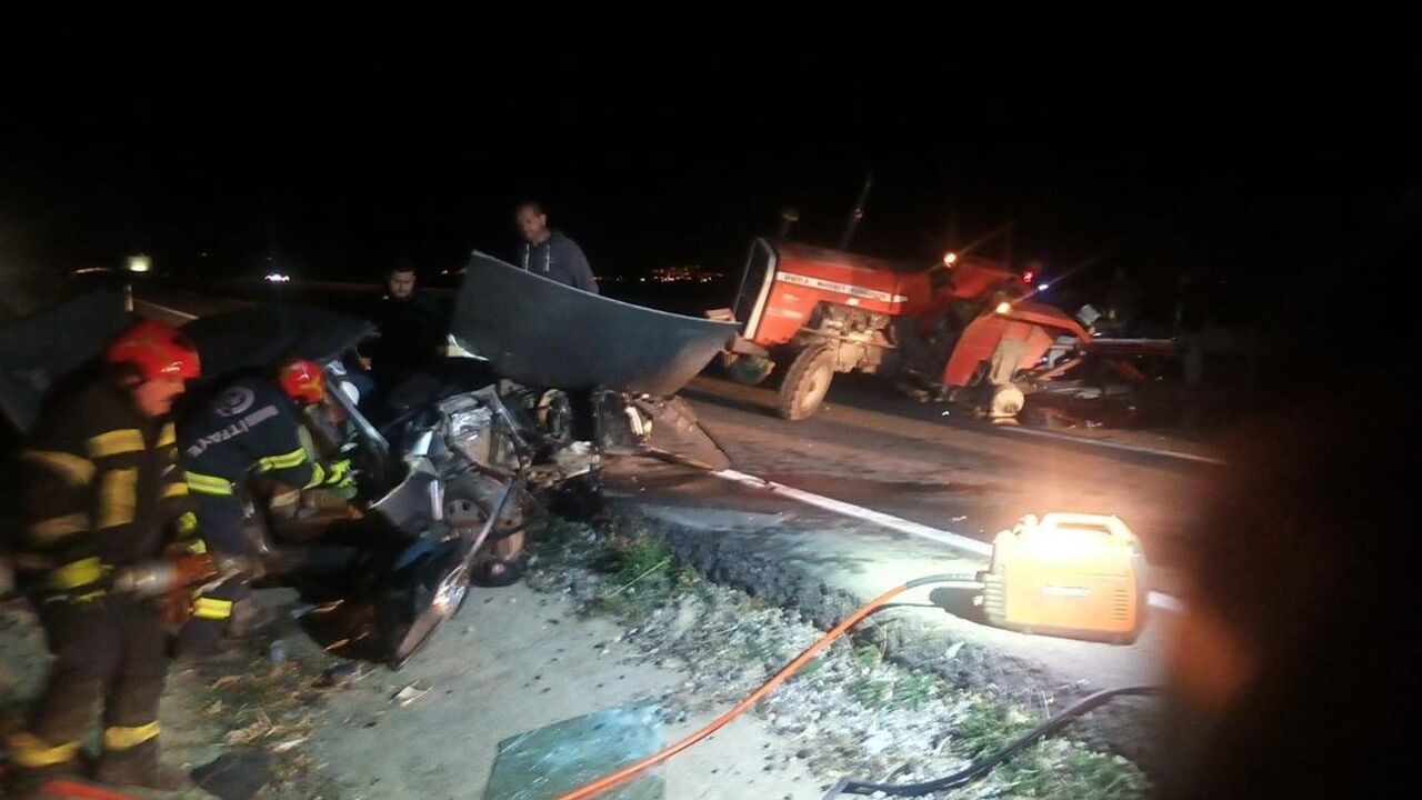 Denizli'de traktör ile otomobil çarpıştı: 3 yaralı