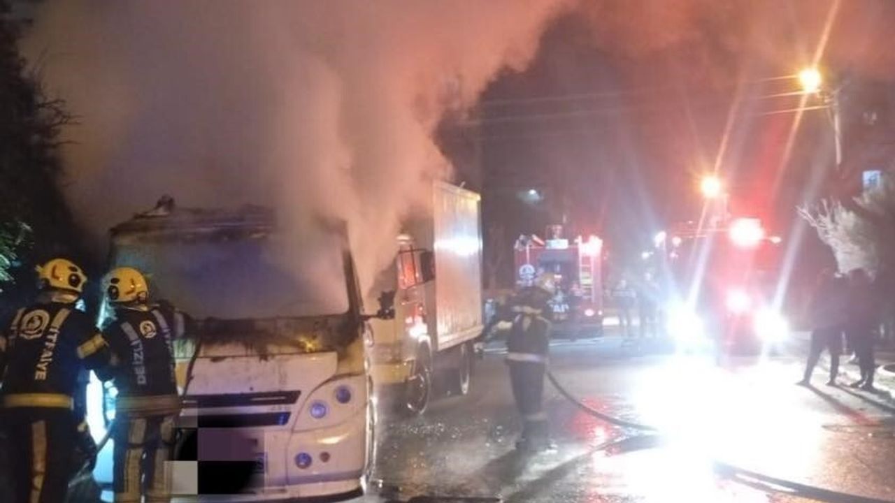 Denizli Merkezefendi'de park halindeki minibüs alev aldı
