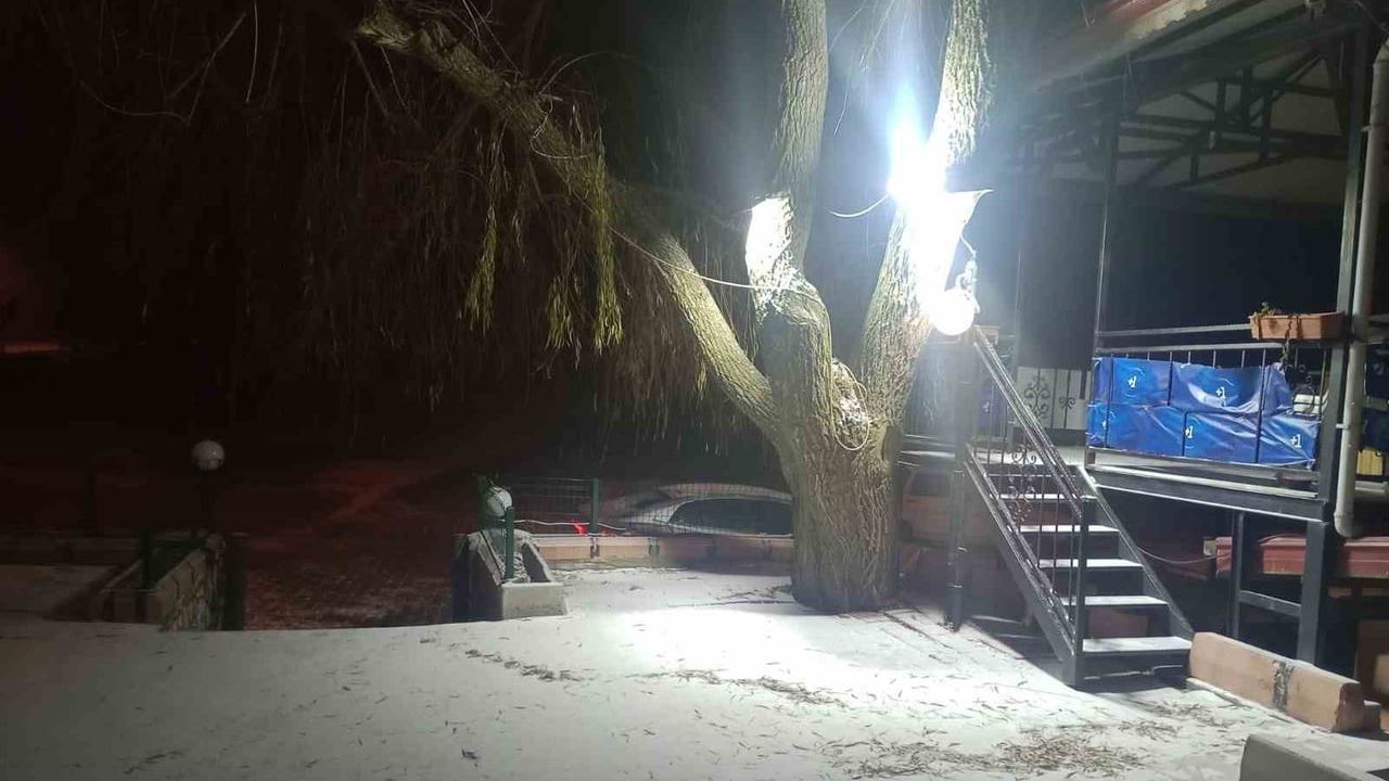 Denizli'nin yüksek kesimleri yılın ilk karıyla beyaza büründü