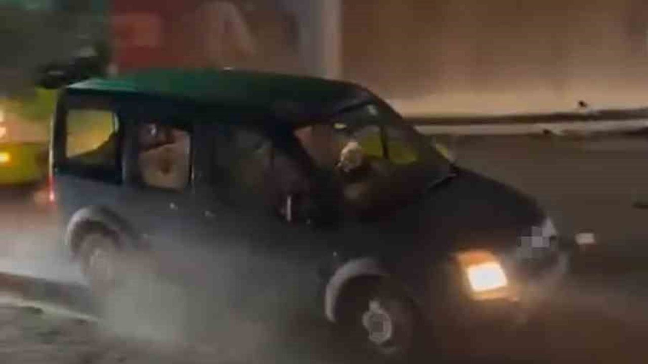 Derince'de öfkeli sürücünün tehlikeli geri manevrası: Araçlara çarptı