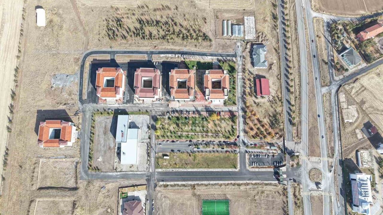 Develi’de Türkiye’nin ilk otomatik havalandırmalı akıllı serası ve kampüse yeni altyapı