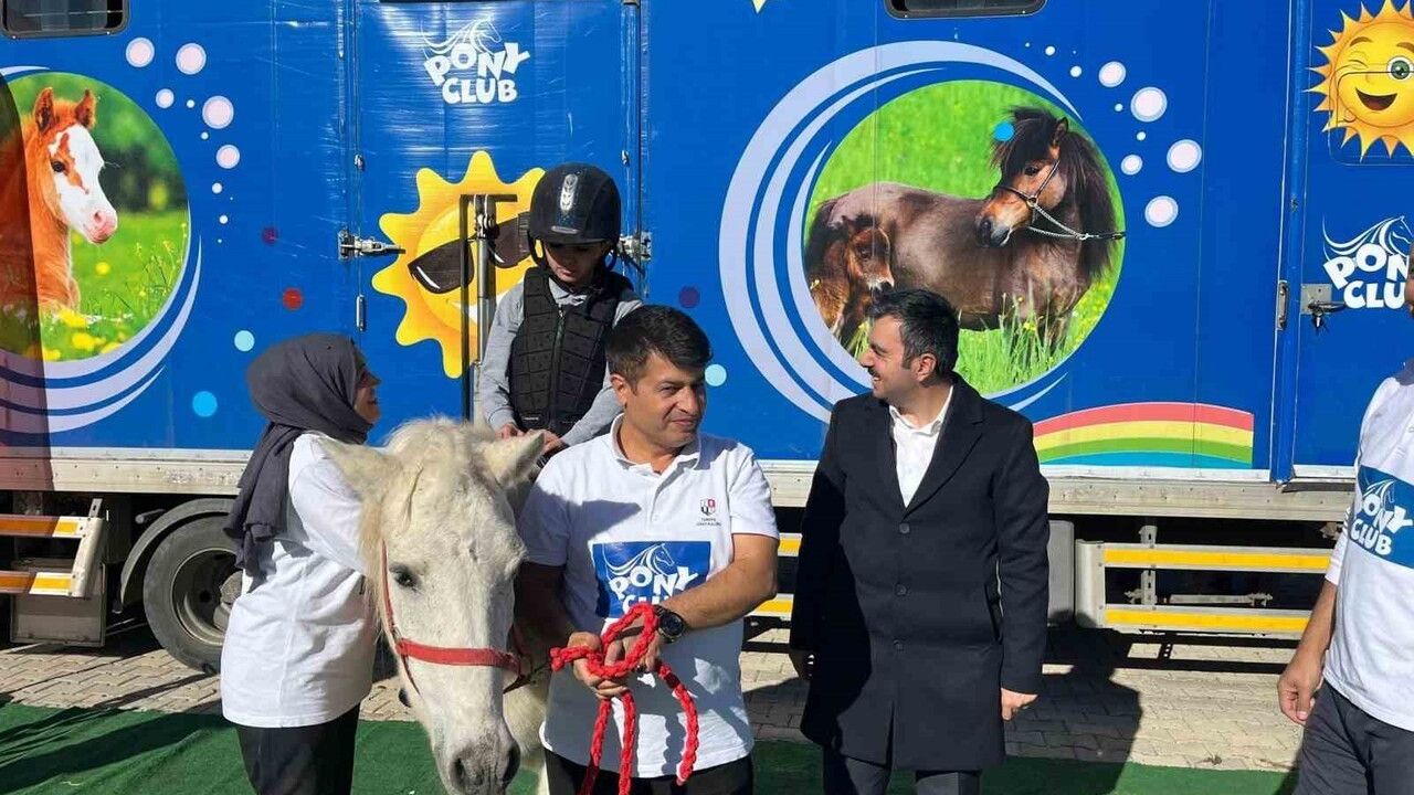 Dicle'de Pony Club tırı çocuklarla buluştu