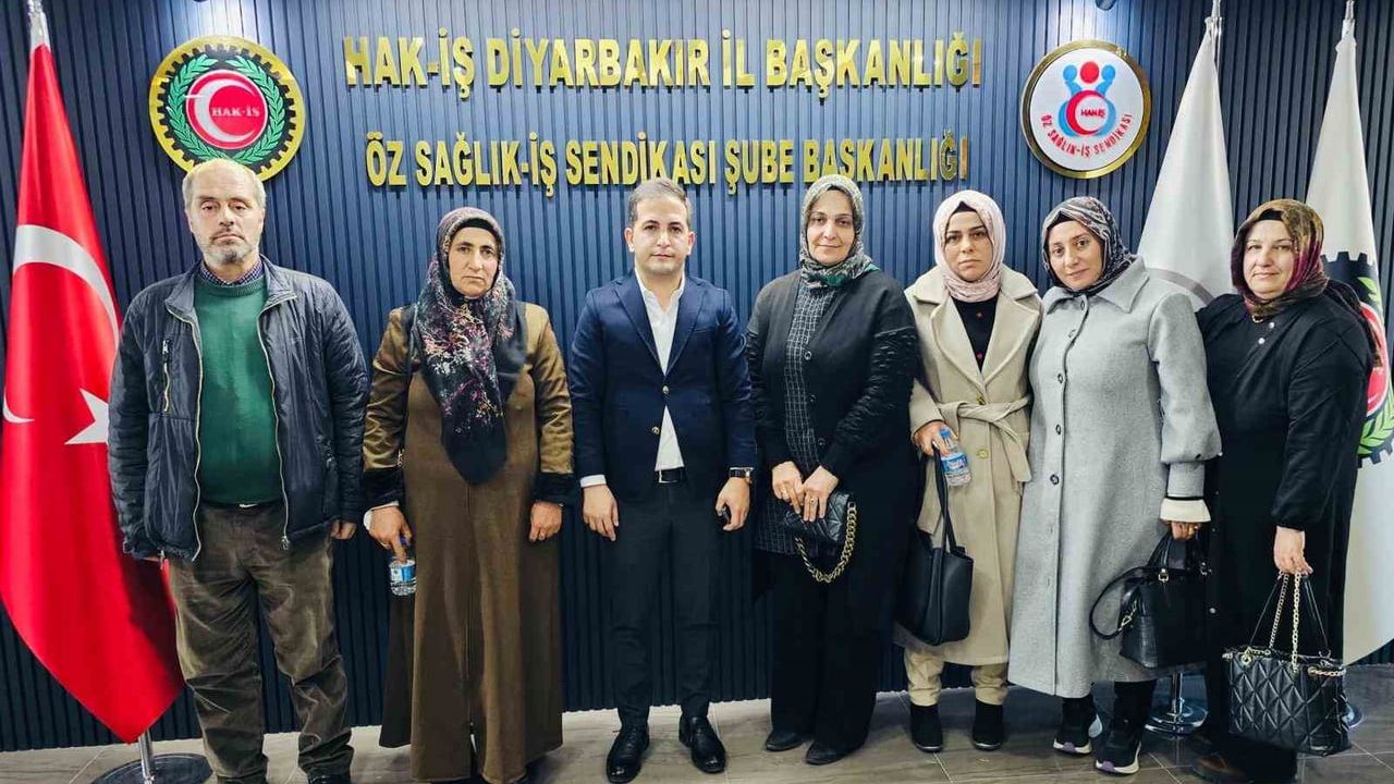 Dicle İlçe Devlet Hastanesi kadın çalışanlarından Mehmet Aküzüm'e teşekkür ziyareti