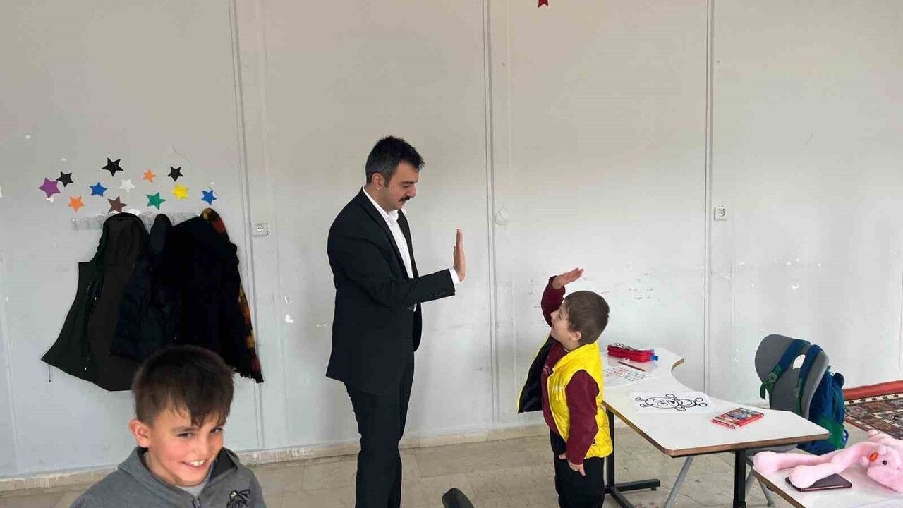Dicle Kaymakamı Mustafa Atış, özel gereksinimli öğrencilerle bir araya geldi