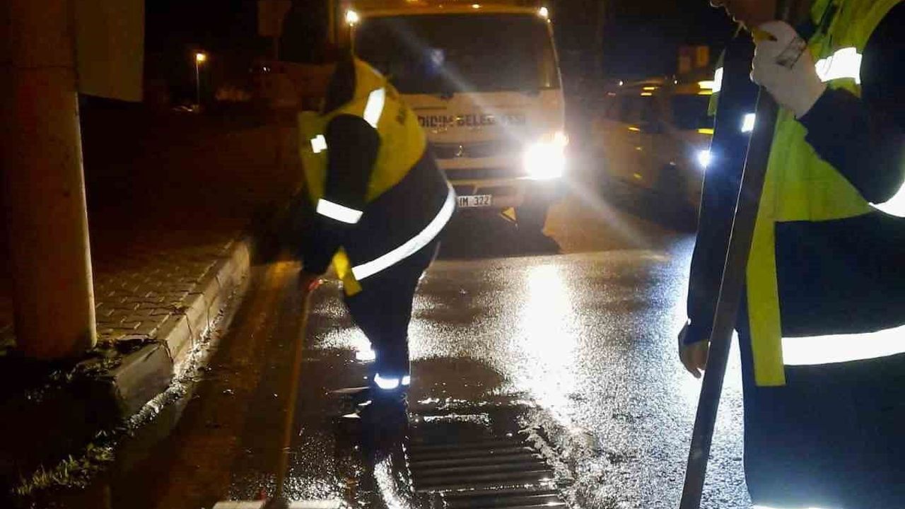 Didim Belediyesi sağanakta gece boyu sahada
