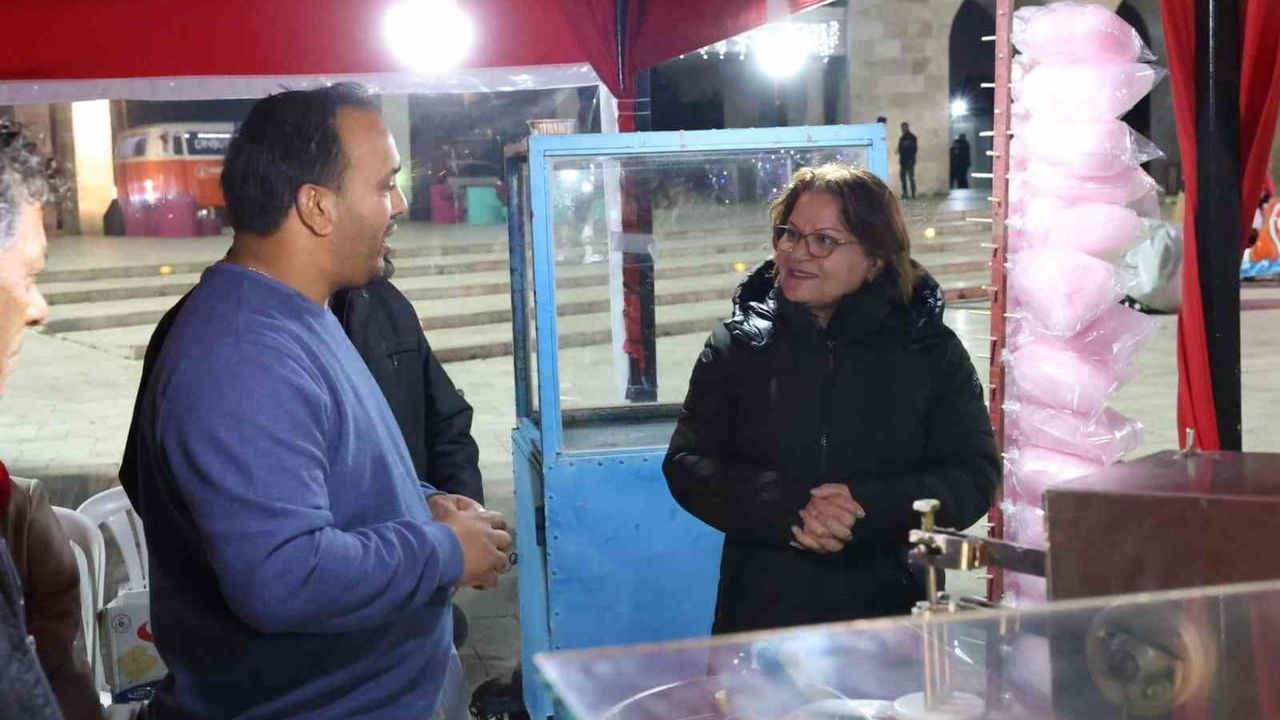 Didim Cumhuriyet Kent Meydanı'nda yılbaşı coşkusu her akşam devam ediyor