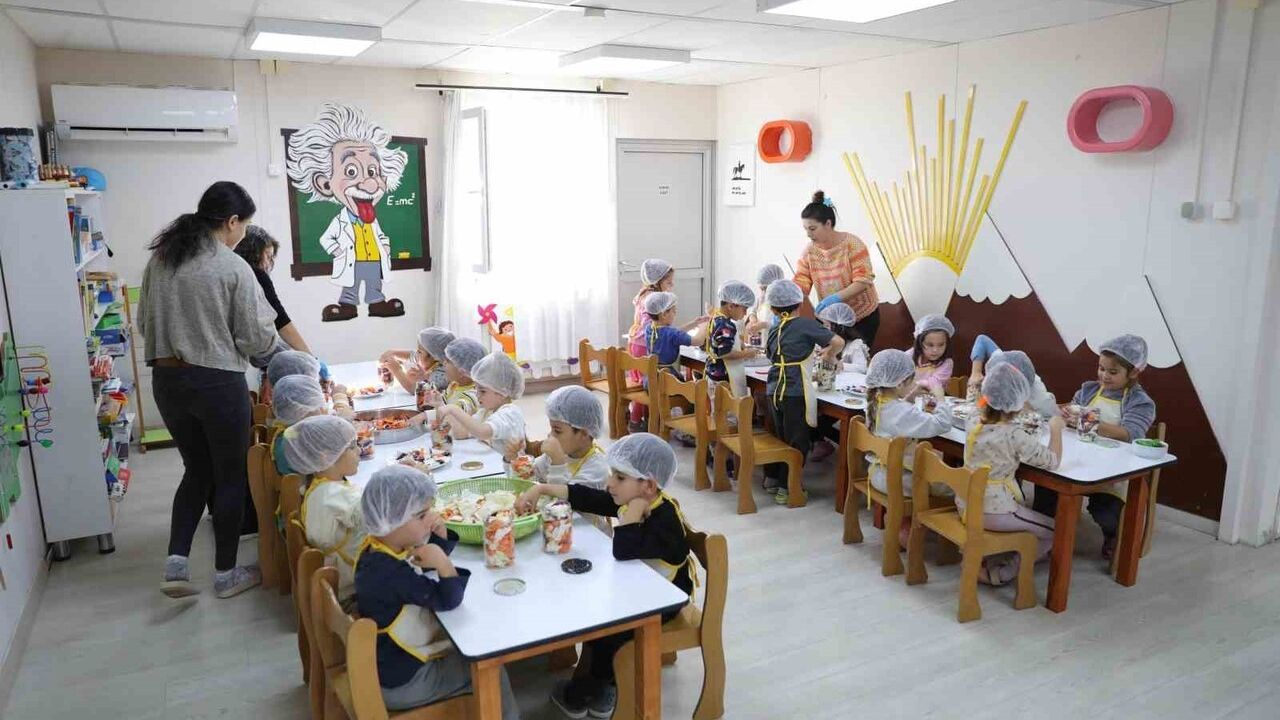 Didim'de minikler turşu yapma etkinliğinde buluştu