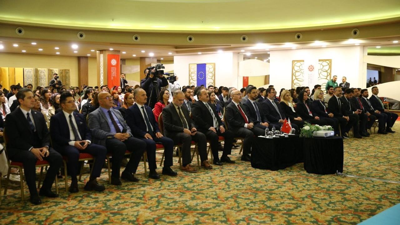 Dijital Dünyada Güvenli Kalmak - Adana Zirvesi açıldı