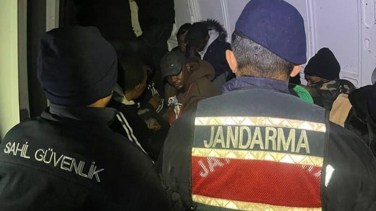 Dikili'de 27 düzensiz göçmen ve 4 göçmen kaçakçısı yakalandı