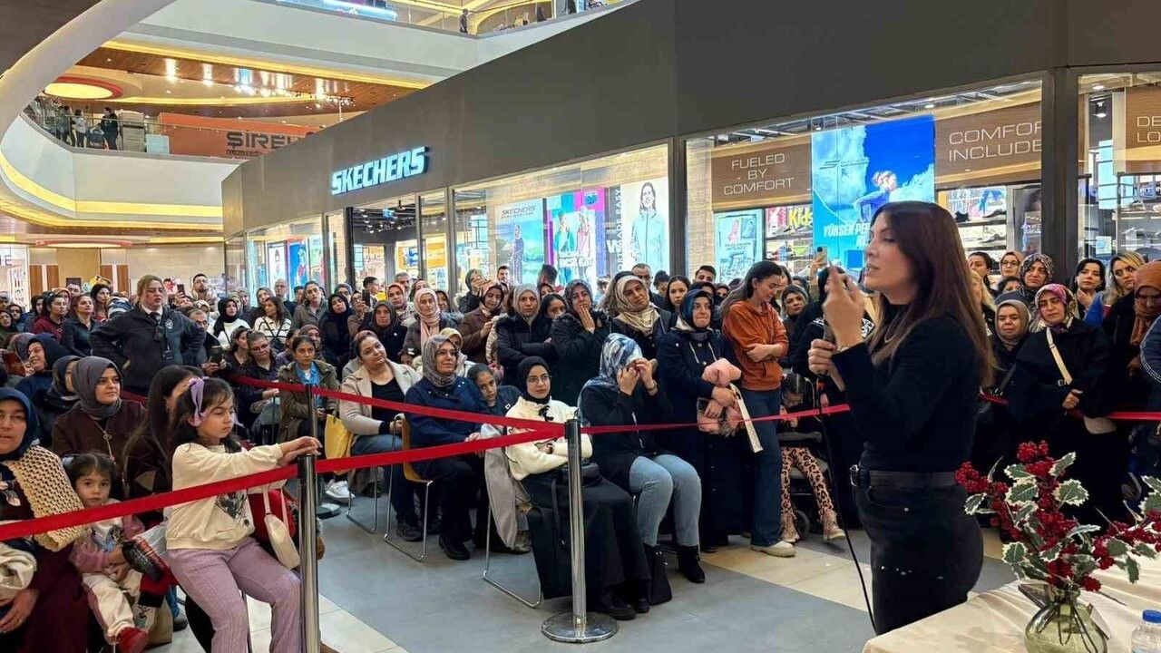 Dilek Cesur MalatyaPark AVM'de okurlarıyla buluştu