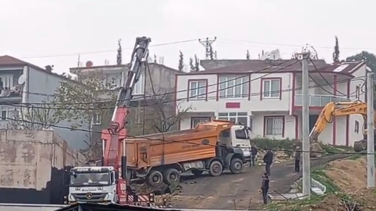 Dilovası'nda hafriyat kamyonu askıda kaldı, vinçle kurtarıldı