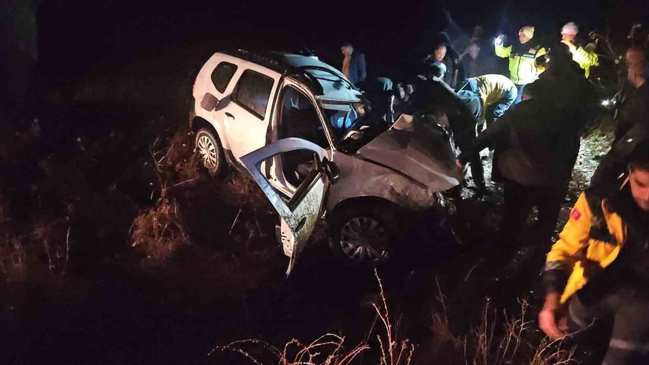 Dinar'da kamyonla çarpışan otomobil şarampole devrildi: Sürücü yaşamını yitirdi