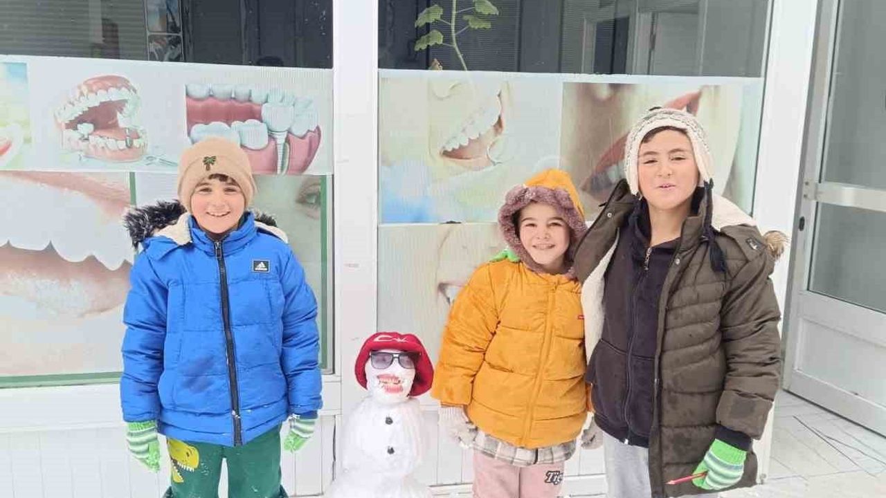 Diyadin'de Çocuklar Kardan Adamla Kış Keyfi Yaşadı