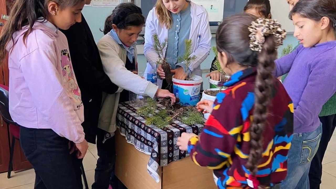 Diyadin’de Minik Eller Toprağa Umut Ekti