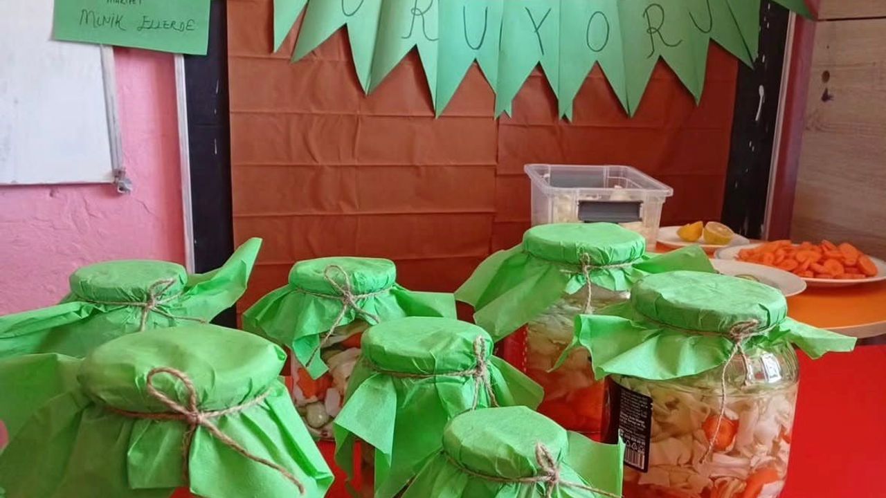 Diyadin'de Tazekent İlkokulu'nda Miniklerle Turşu Etkinliği