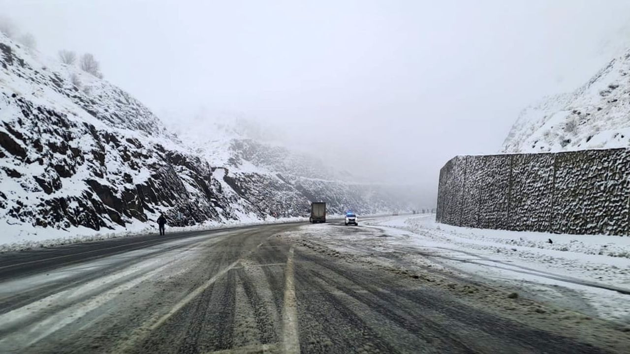 Diyarbakır-Bingöl kara yolunda kar yağışı, bazı araçlar yolda mahsur kaldı