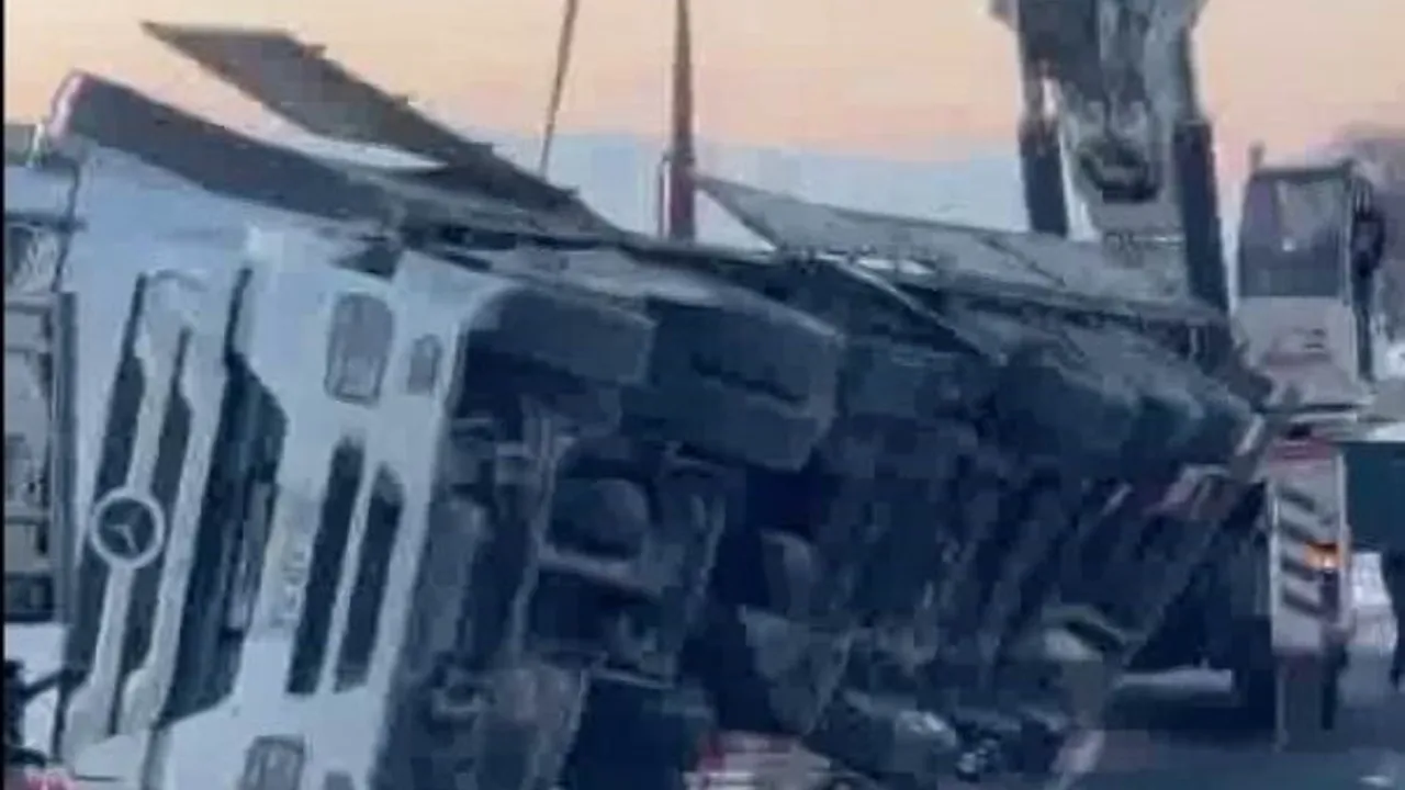 Diyarbakır-Bingöl Karayolu'nda tır devrildi, yol kapandı