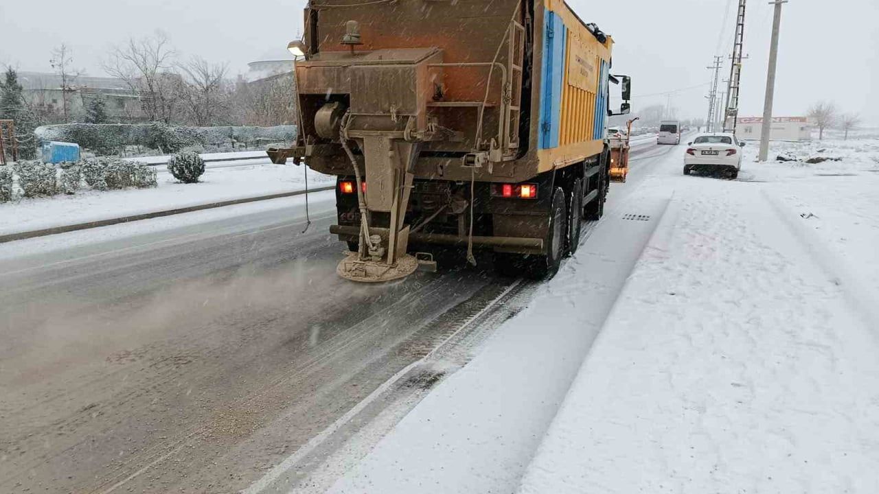 Diyarbakır Büyükşehir ekipleri karla mücadeleyi sürdürüyor