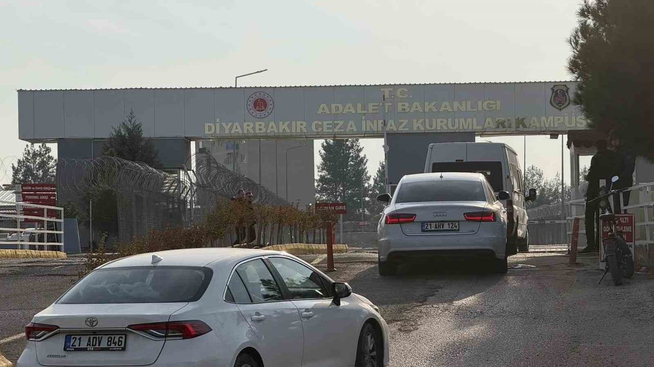 Diyarbakır'da 11’inci yargı paketiyle tahliye beklentisi: Aileler cezaevi önünde