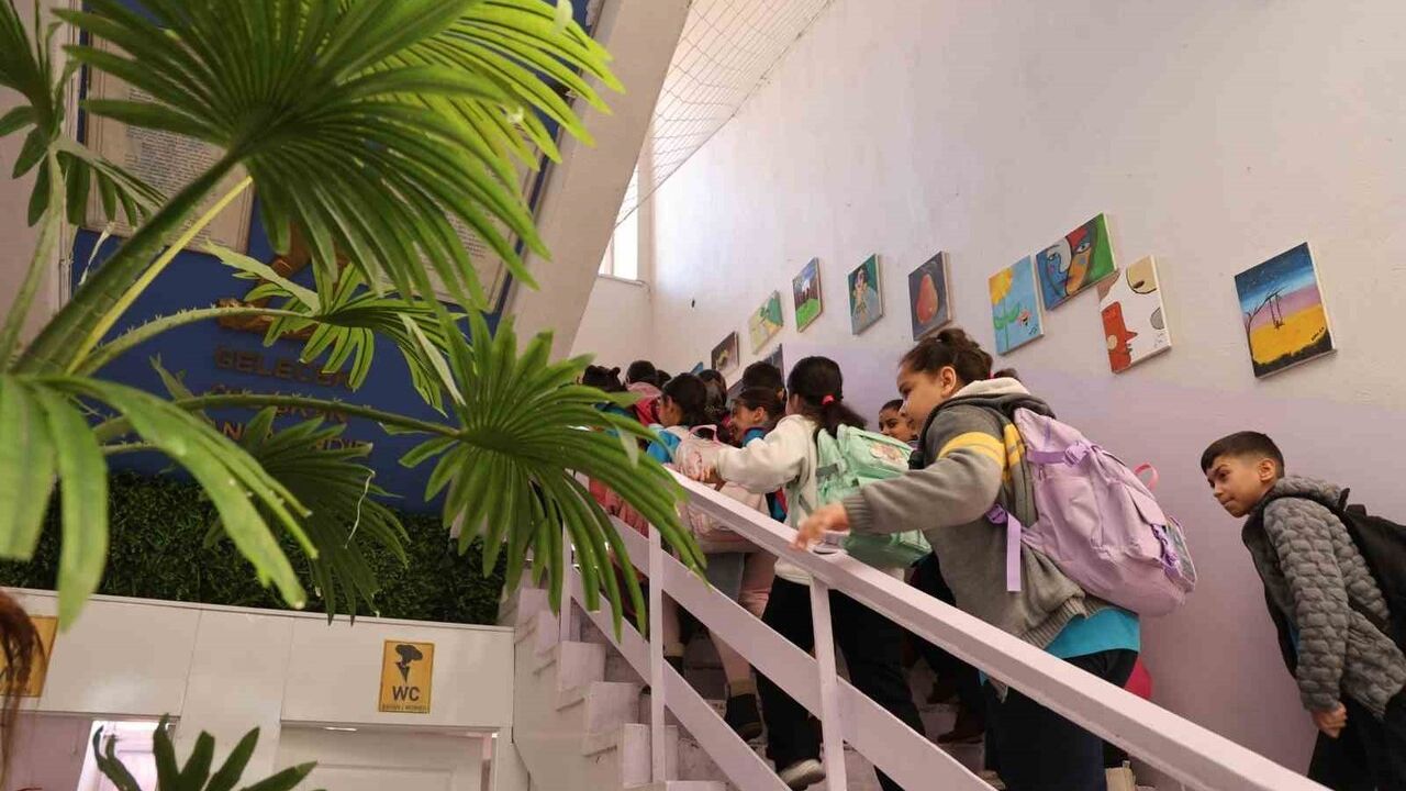 Diyarbakır'da 115 Yıllık Ziya Gökalp İlkokulu’nun Tarihi Kapısı Hâlâ Öğrencilere Açılıyor