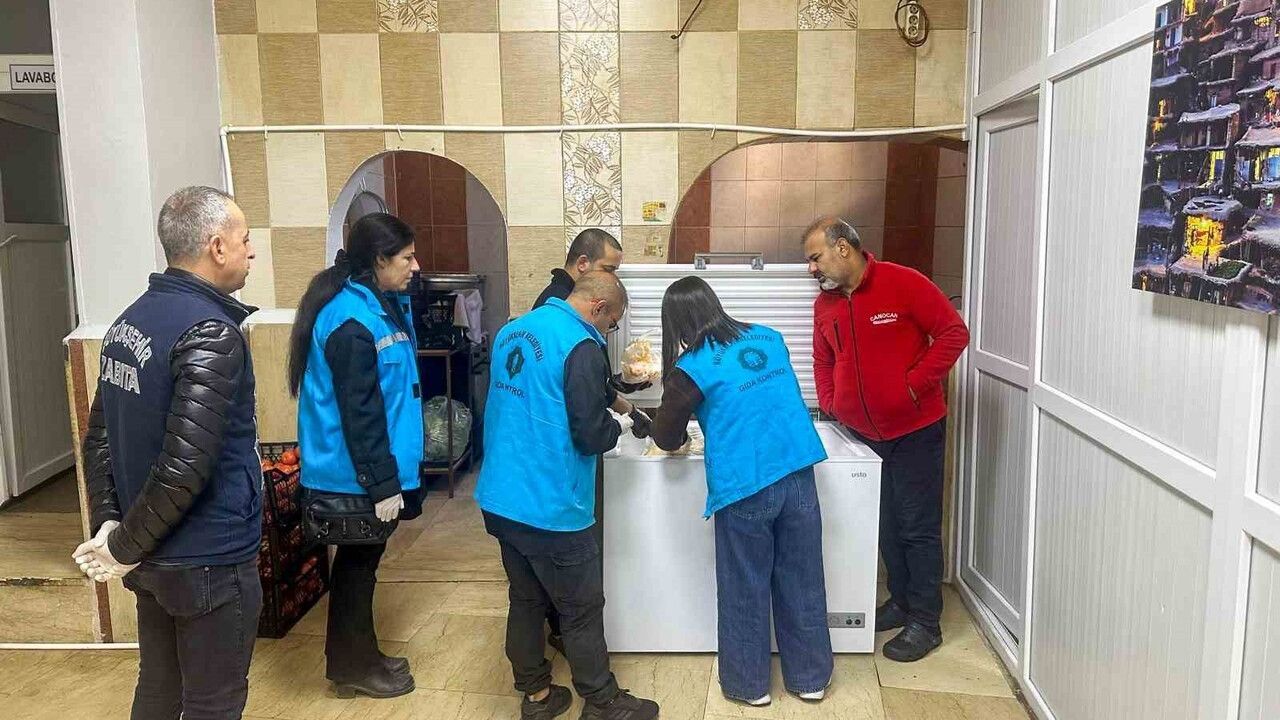 Diyarbakır’da 426 kilogram son kullanma tarihi geçmiş tavuk ürünü imha edildi
