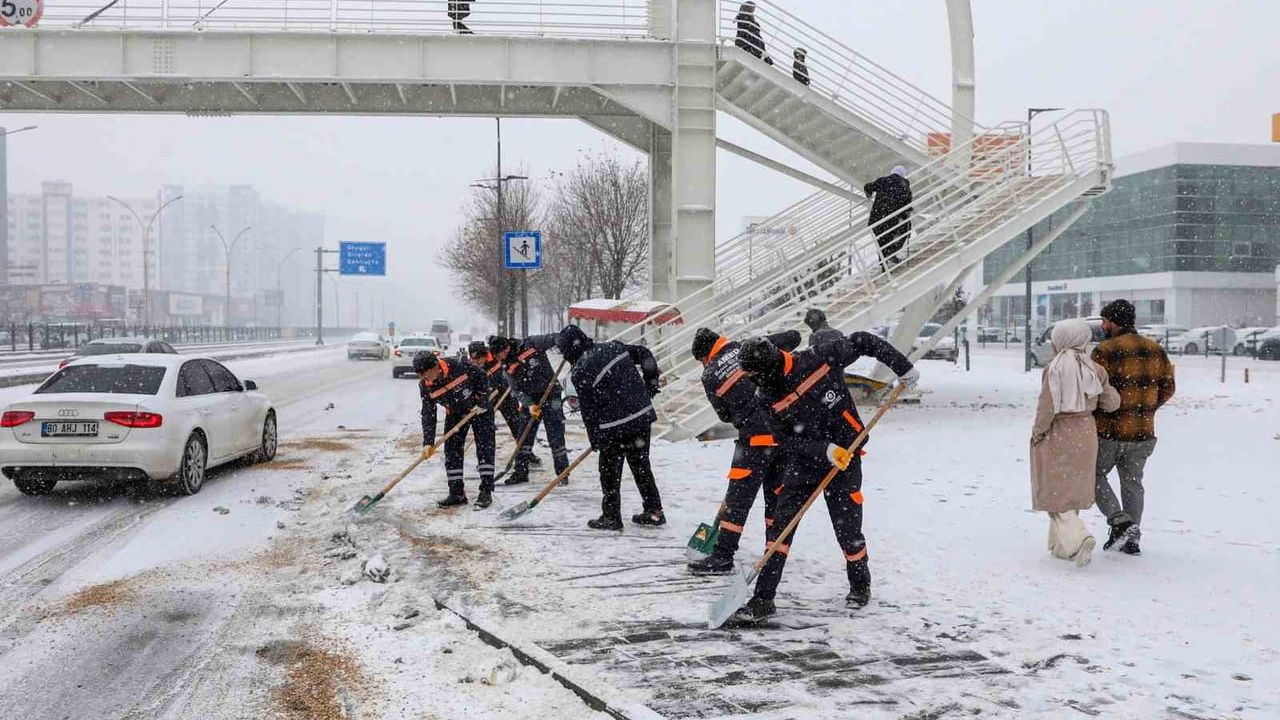 Diyarbakır'da 850 personelle karla mücadele ve buzlanma önlemleri