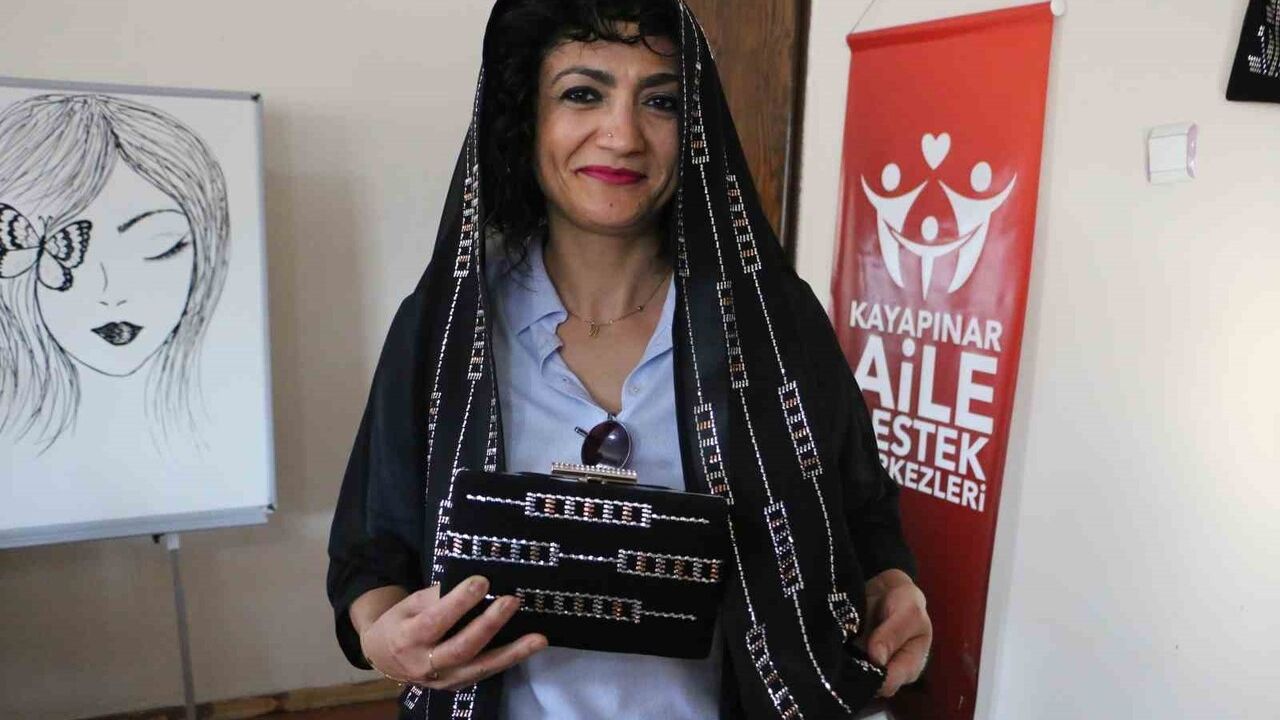 Diyarbakır'da ADEM-2'de tel kırma şal ve çantalar yoğun ilgi görüyor