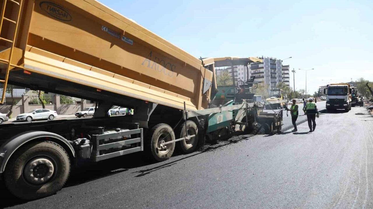 Diyarbakır’da ana akslar 169 bin 825 ton sıcak asfaltla yenilendi