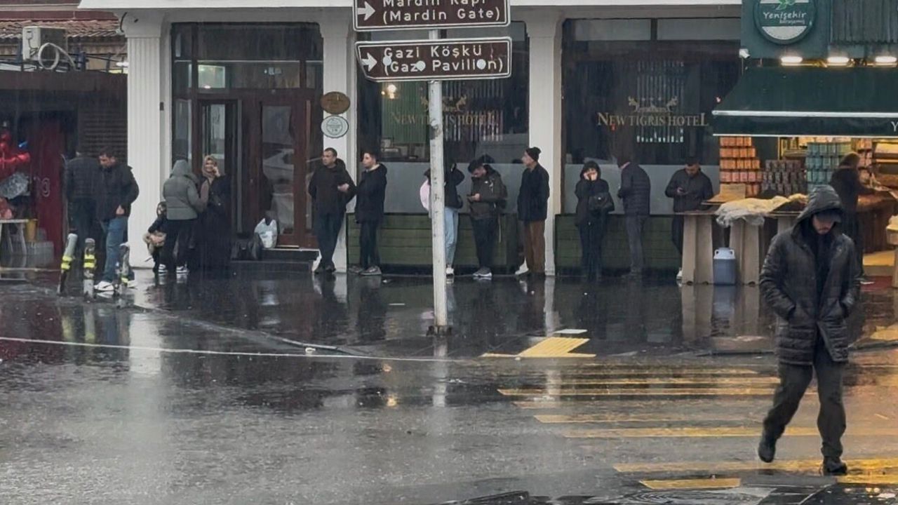 Diyarbakır'da Ani Sağanak Hayatı Felç Etti