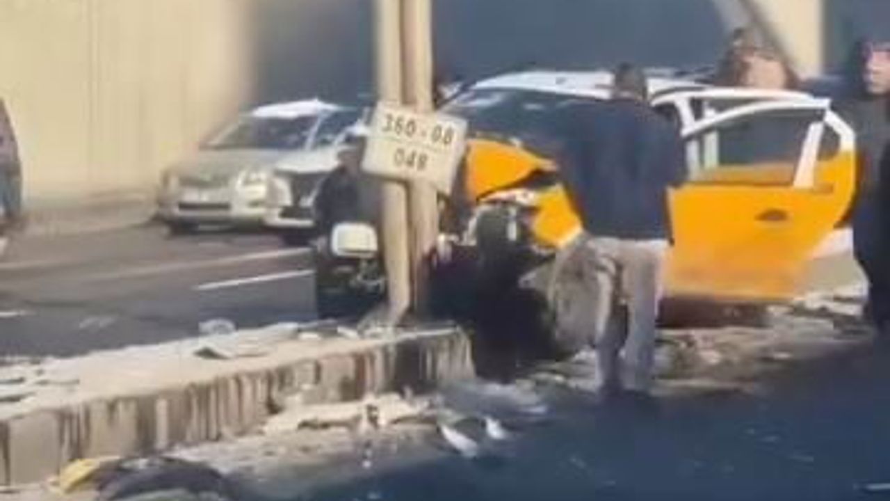 Diyarbakır'da buzlanma nedeniyle taksi alt geçitte aydınlatma direğine çarptı: 1 yaralı