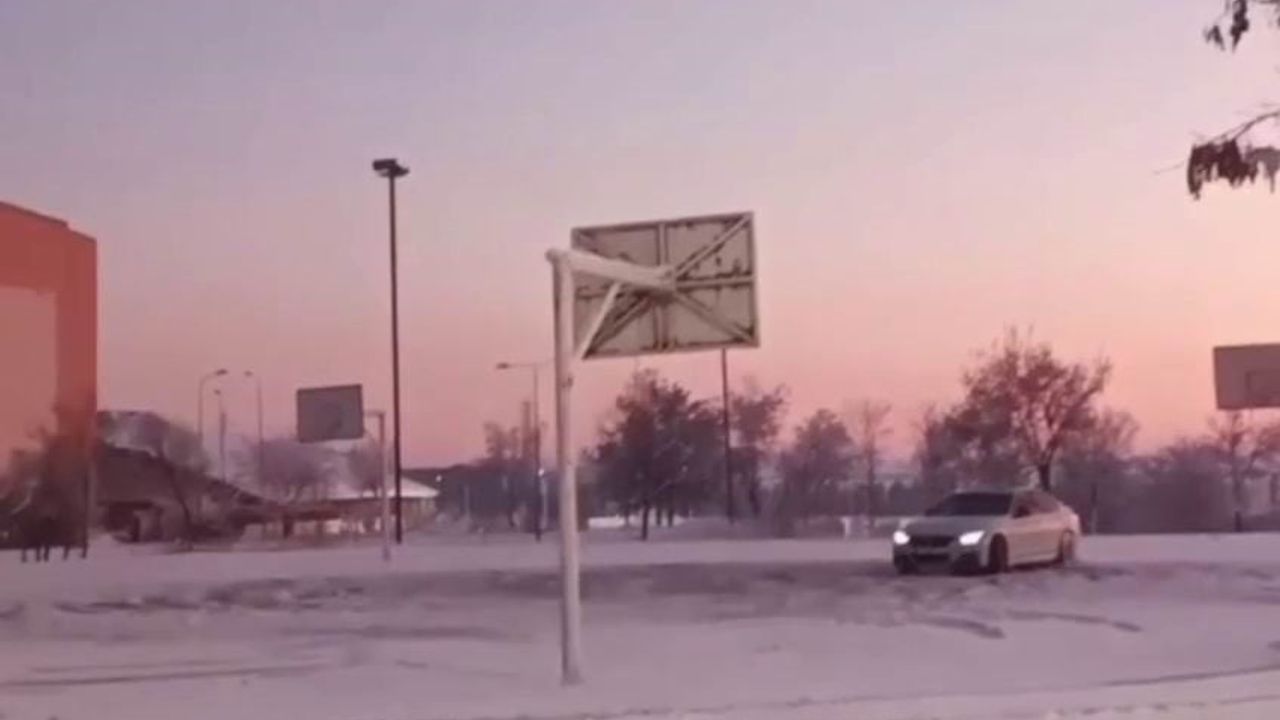 Diyarbakır'da buzlu sahada drift anları cep telefonuna yansıdı