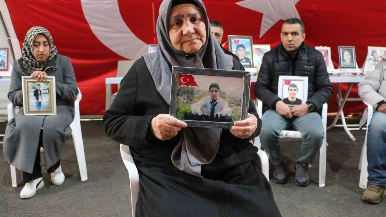 Diyarbakır'da evlat nöbetindeki aileler heyet talep ediyor
