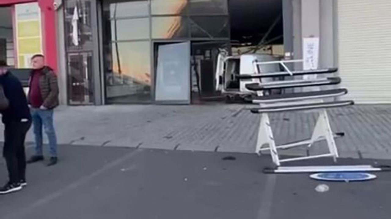 Diyarbakır'da fren yerine gaza basan sürücü iş yerine daldı