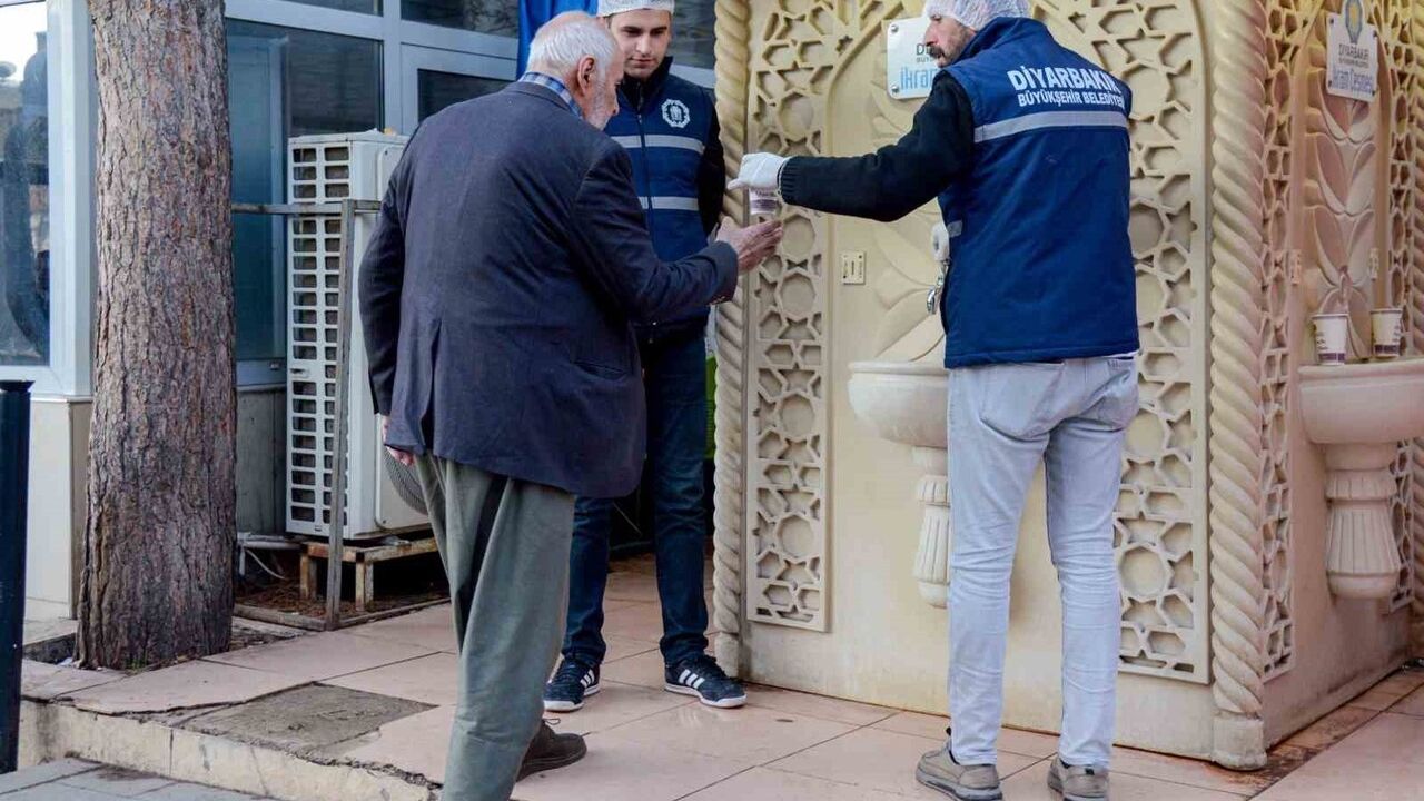 Diyarbakır'da hastane önlerinde ikram çeşmeleriyle hafta içi bin 900 kişiye hizmet