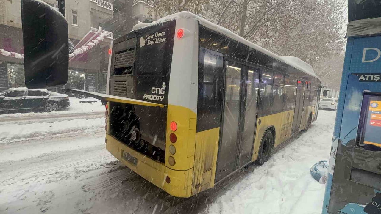 Diyarbakır'da iki gündür süren yoğun kar yaşamı felç etti