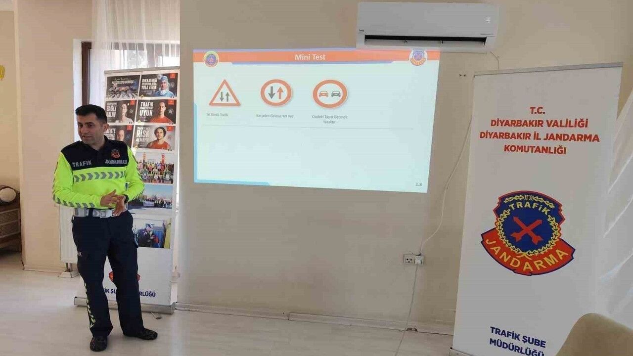 Diyarbakır'da jandarma trafik ekiplerinden rehabilitasyon merkezine emniyet kemeri eğitimi