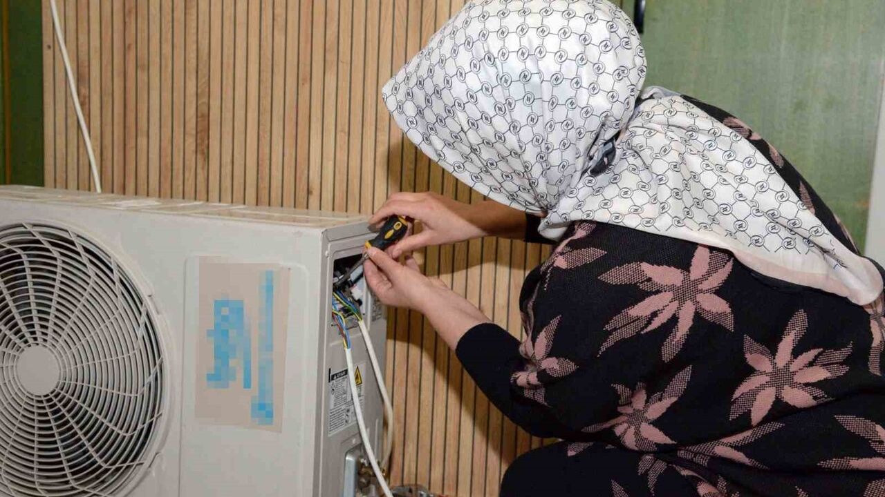 Diyarbakır'da kadınlar klima, kombi ve petek bakımını öğreniyor