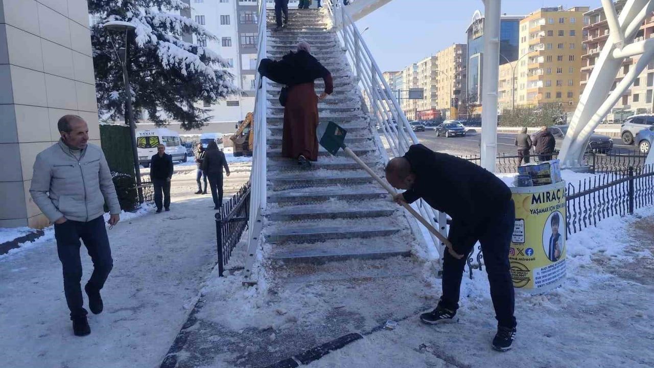 Diyarbakır’da kaldırım temizliği ve tuzlama çalışmaları sürüyor