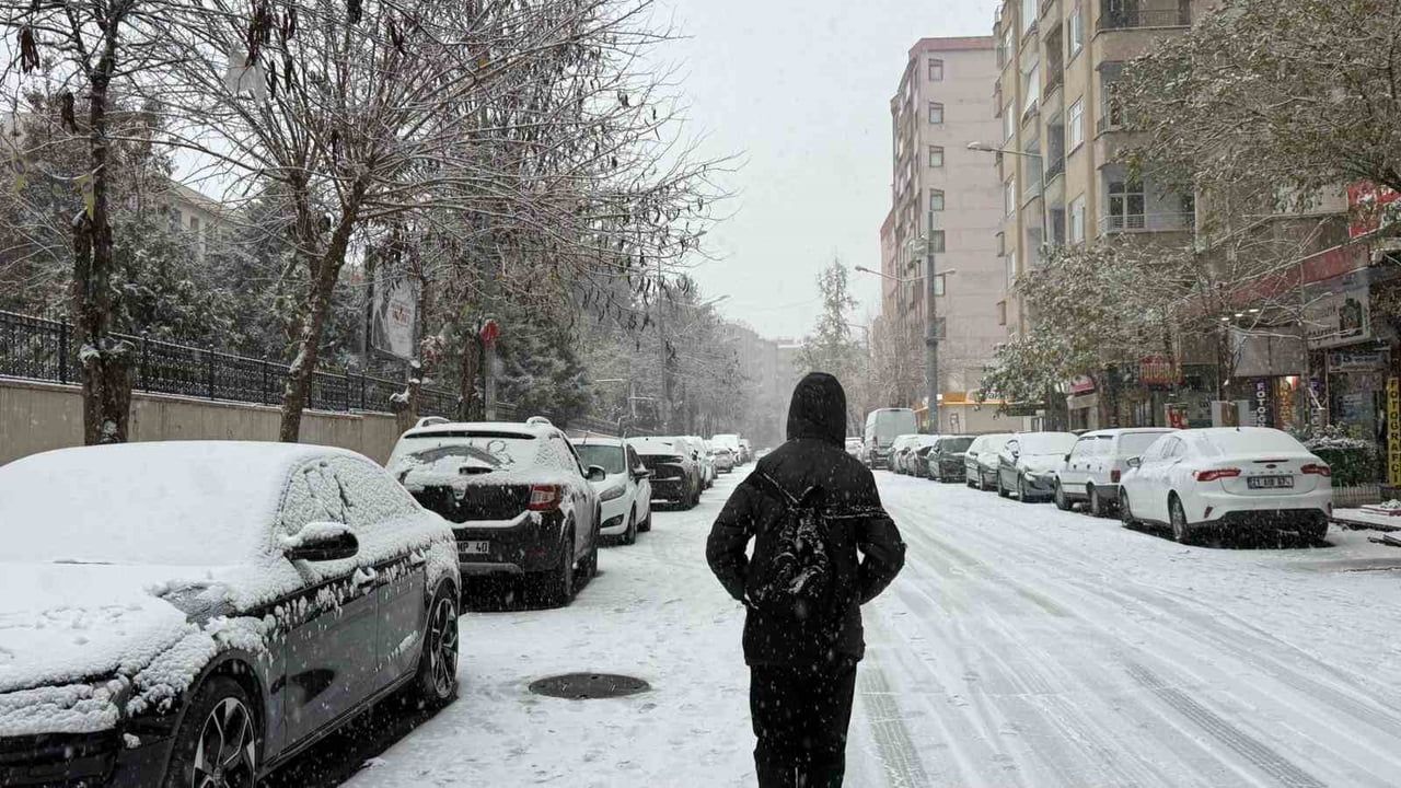 Diyarbakır'da kar yağışı hayatı etkiledi