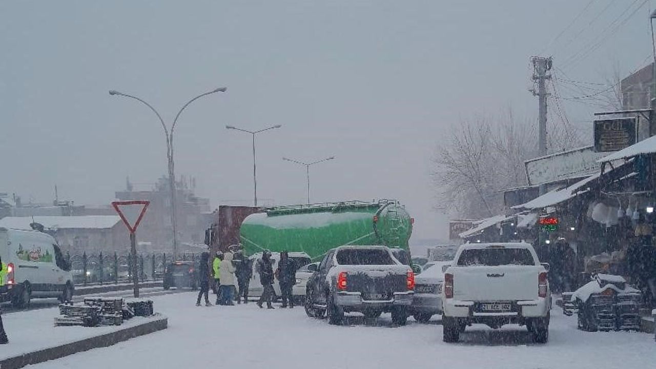Diyarbakır'da kar yağışı nedeniyle 5 aracın karıştığı kaza