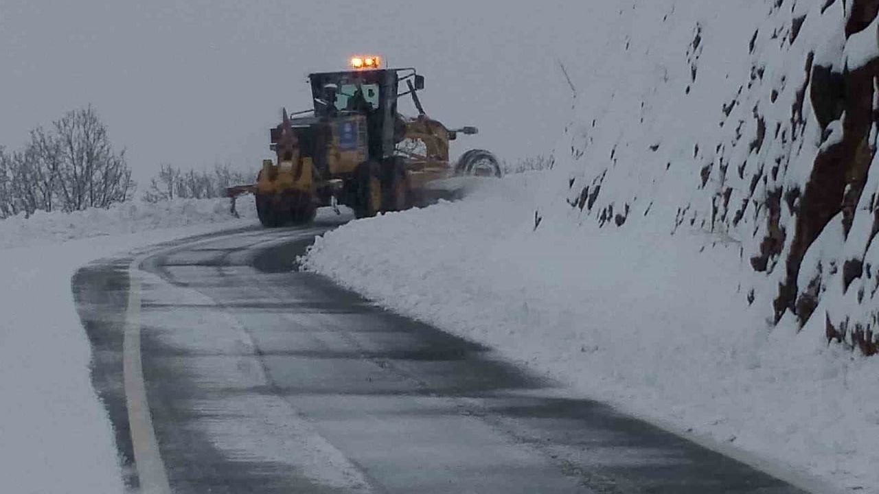 Diyarbakır'da karla kapanan kırsal yollar yeniden ulaşıma açılıyor