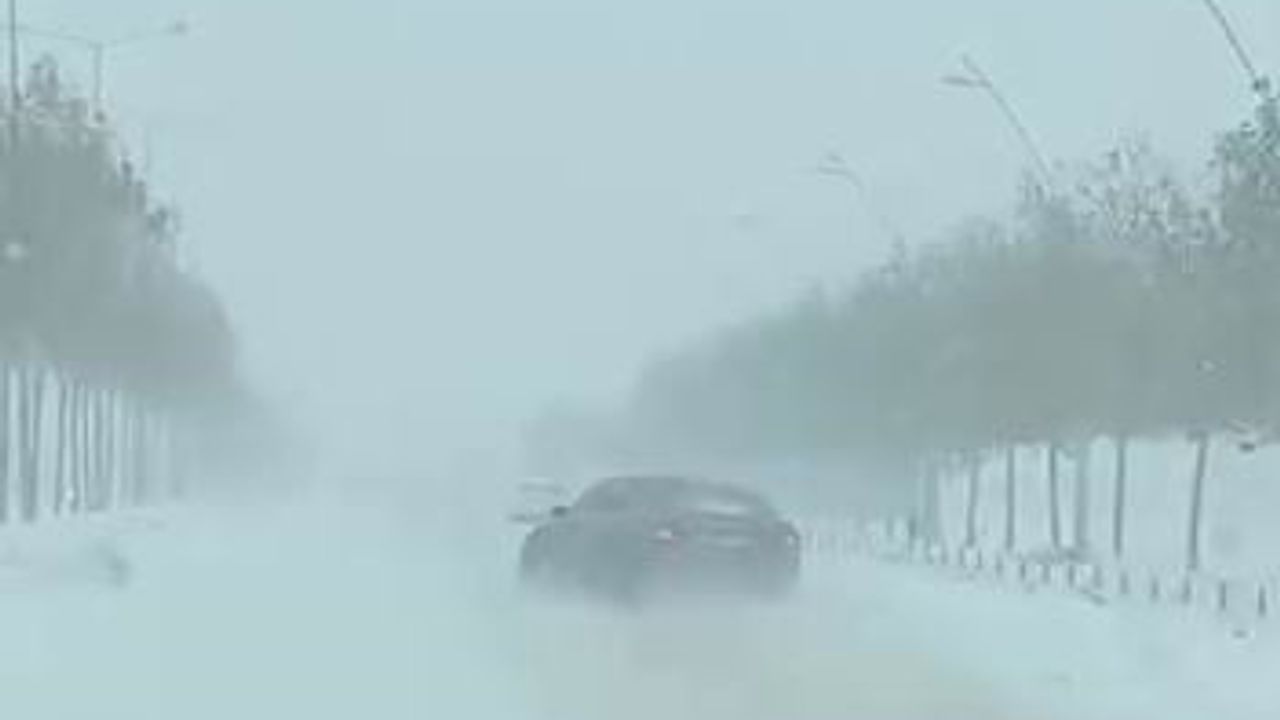 Diyarbakır'da kaygan yolda araç kaydı, sürücünün dikkati kazayı önledi