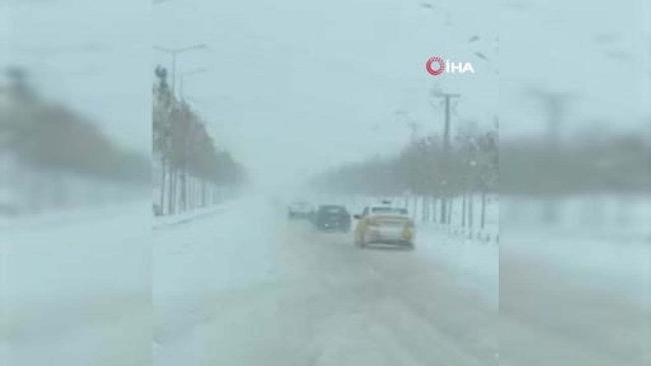 Diyarbakır'da kaygan yolda kaza anı kamerada