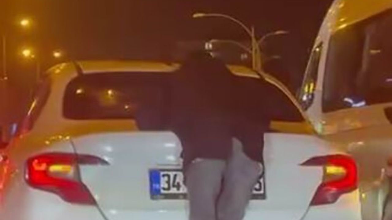 Diyarbakır'da otomobilin arkasına tutunan kişi trafikte tehlike yarattı