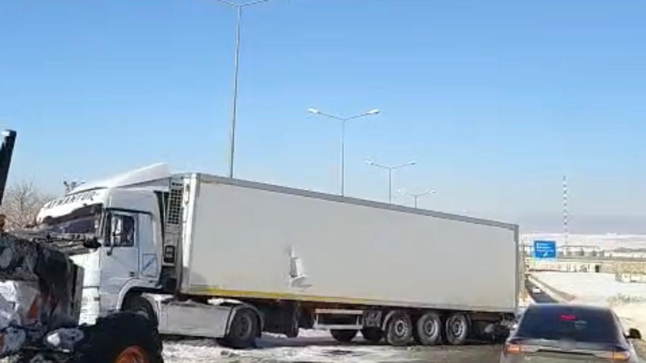 Diyarbakır'da tır buzlanma nedeniyle yoldan çıktı